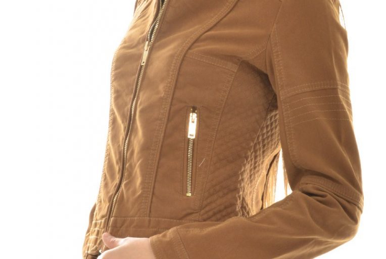 Veste camel femme : la pièce indispensable à avoir chez soi