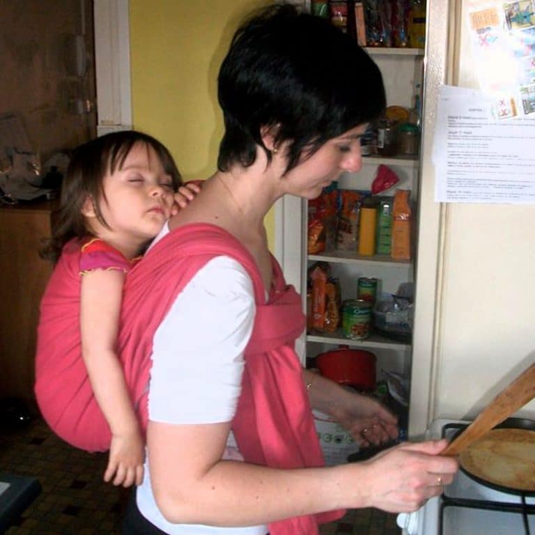 Comment mettre une écharpe de portage ?