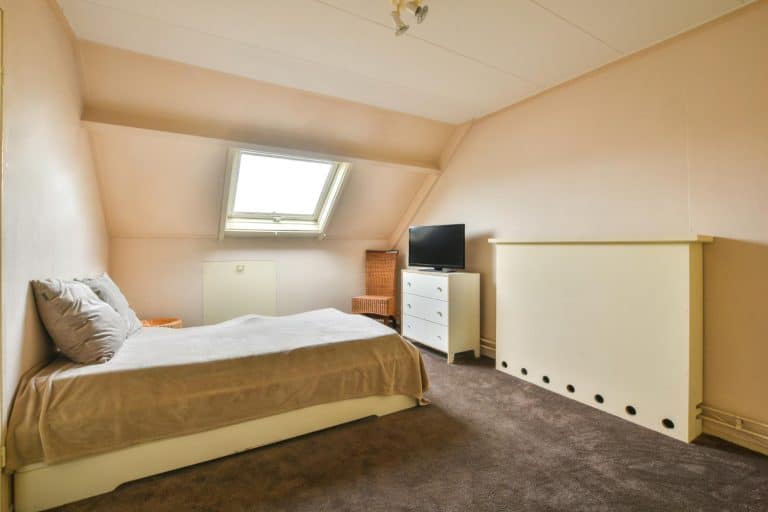 Comment aménager une chambre sous comble bas pour un maximum d’espace et de confort ?