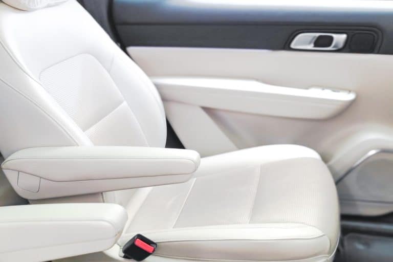 Comment entretenir et nettoyer le cuir blanc de votre voiture ?