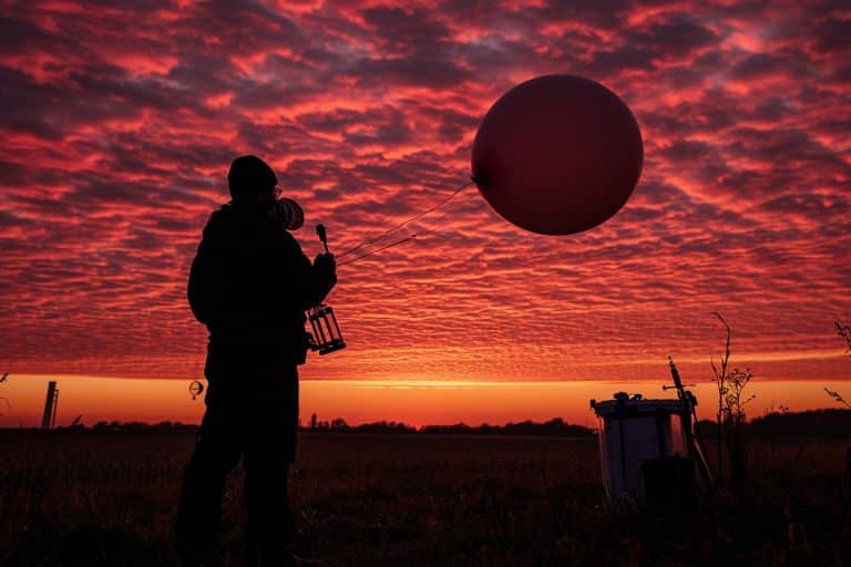 Les causes scientifiques derrière un ciel rougeoyant: éclaircissements pour les passionnés de phénomènes atmosphériques